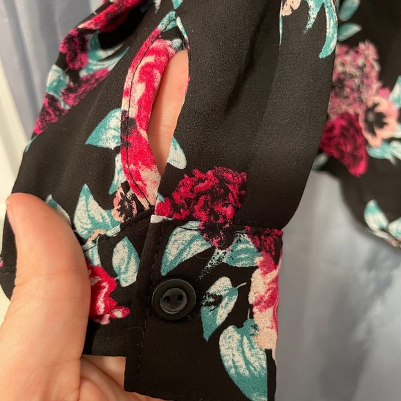 STREETWEAR SOCIETY Black & Pink Rose Floral Button-Down Collared Blouse Sz M - Picture 4 of 5